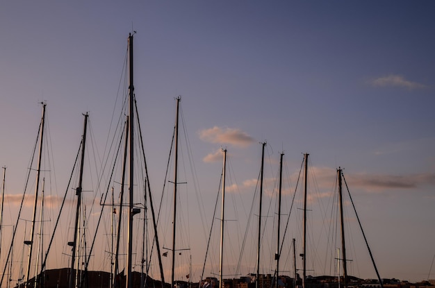 Silhouette de mâts de yacht à voile dans une marine