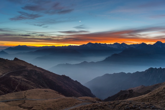 Silhouette de montagne et ciel magnifique au coucher du soleil