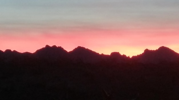 Photo silhouette de montagne contre le ciel au lever du soleil