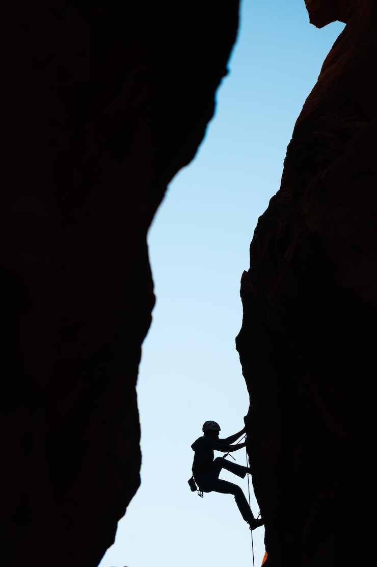 Photo silhouette de montagne de type grimpeur