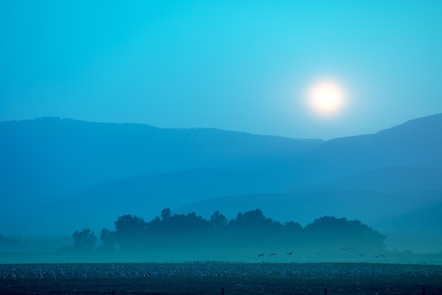 Silhouette de montagnes contre le ciel au coucher du soleil La vallée de Hula dans le nord d'Israël au coucher du soleil