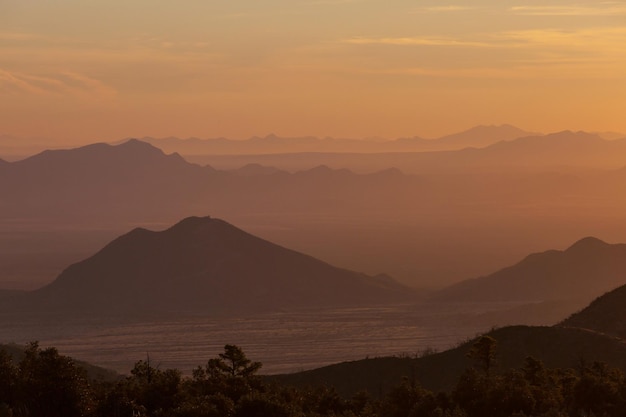 Silhouette de montagnes