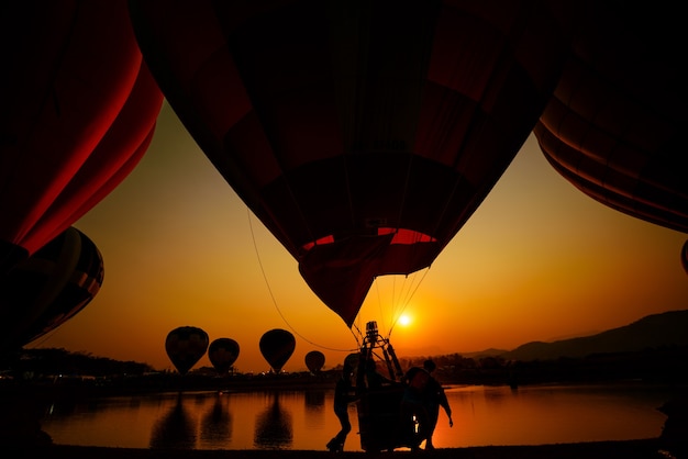 Silhouette de montgolfière sur les montagnes