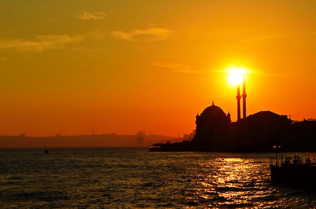 Silhouette de la mosquée Istanbul au coucher du soleil