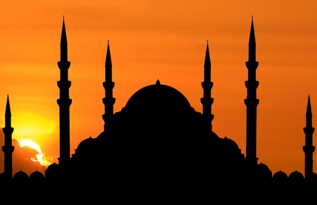 Silhouette de mosquée quand le soleil se couche