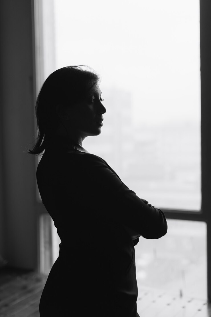 Photo silhouette noir et blanc d'une belle jeune femme à la maison