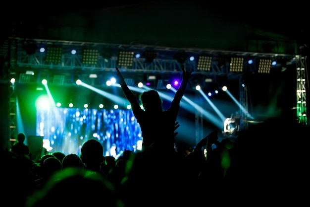 Silhouette noire de jeune fille sur un concert de rock