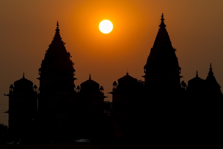 Photo silhouette d'une pagode contre le ciel au coucher du soleil