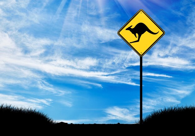 Silhouette d'un panneau routier kangourou contre un beau ciel