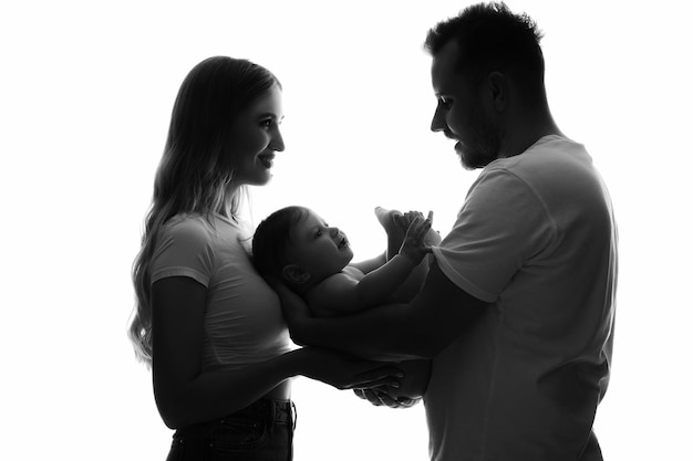 silhouette de parents avec bébé