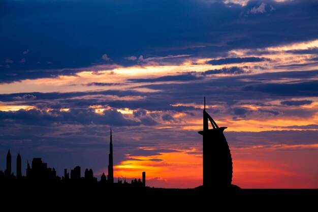 Silhouette de paysage urbain de Dubaï au coucher du soleil