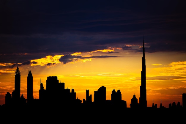 Silhouette de paysage urbain de Dubaï au coucher du soleil