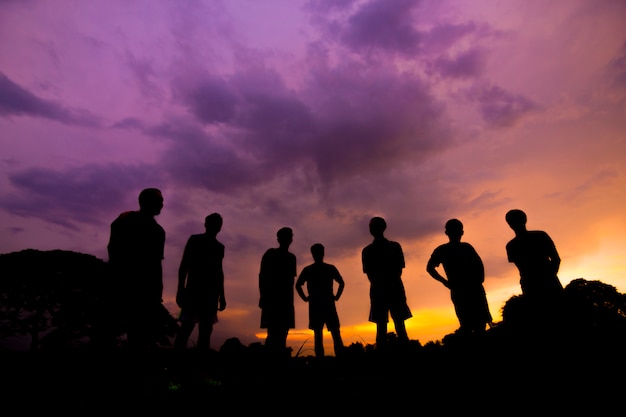 Silhouette people man Celebration Success Happiness sur une pierre Soirée Ciel Coucher de soleil