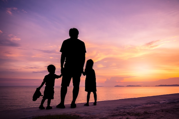 Silhouette père fille et fils