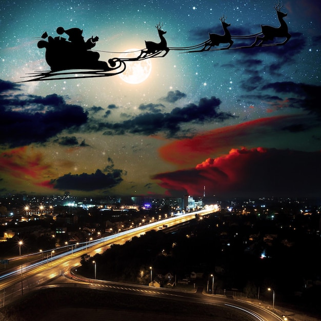 Silhouette d'un père noël goth volant sur fond de ciel nocturne