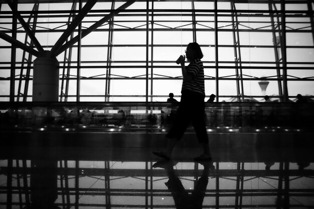 Silhouette de la personne dans un terminal d'aéroport