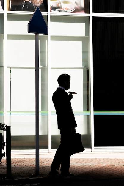 Photo silhouette de personne dans la ville