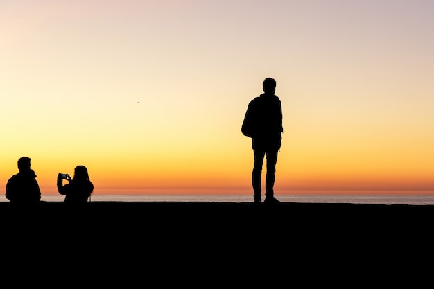 Silhouette de personnes au lever du soleil