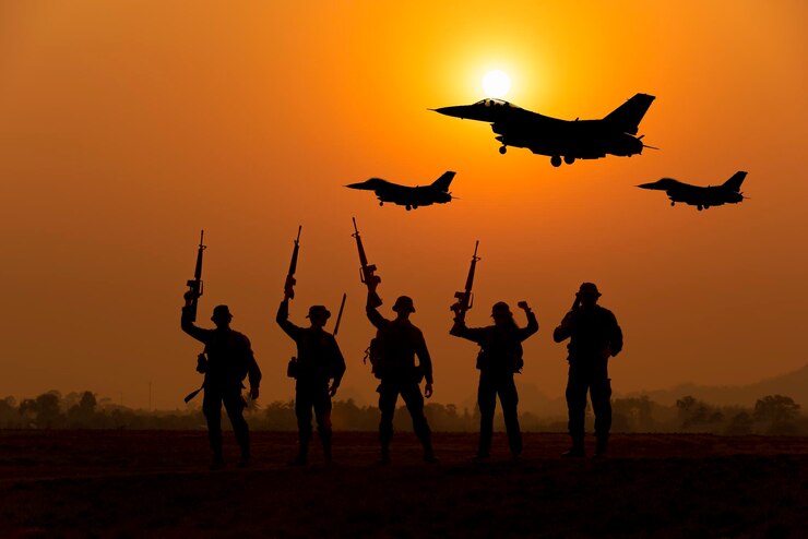 Photo silhouette de personnes avec les bras levés contre le ciel au coucher du soleil