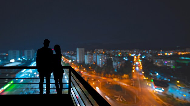 Silhouette de personnes sur un fond panoramique