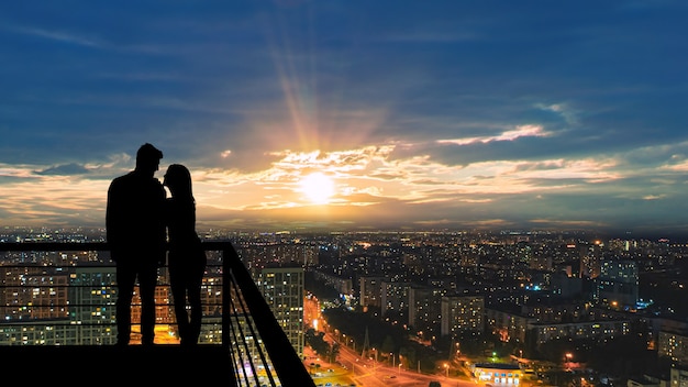 Silhouette de personnes sur un fond panoramique