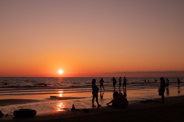 Silhouette de personnes en mer.