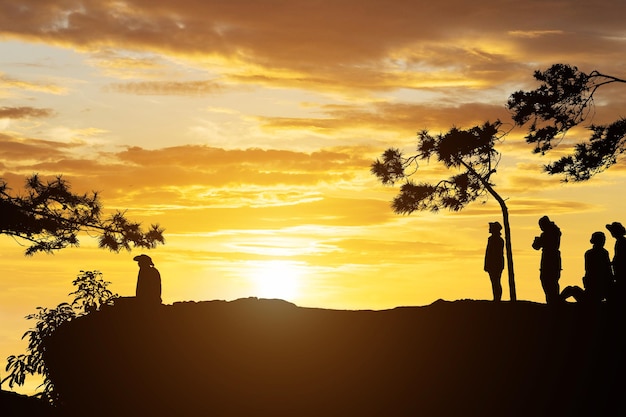 silhouette de personnes sur la montagne avec fond de coucher de soleil