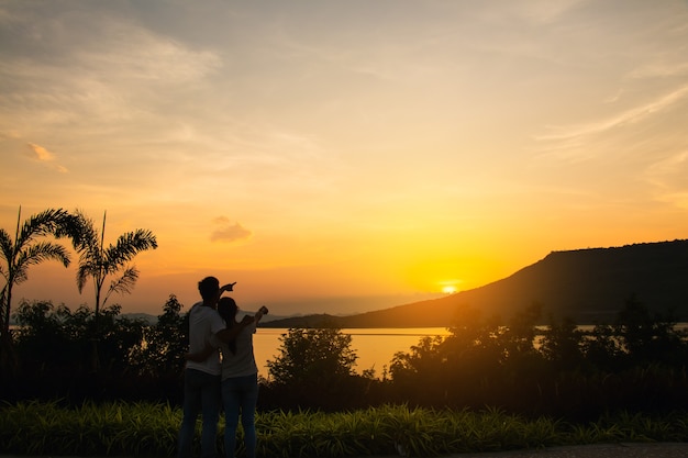 silhouette de personnes regardant beau lever de soleil le matin.