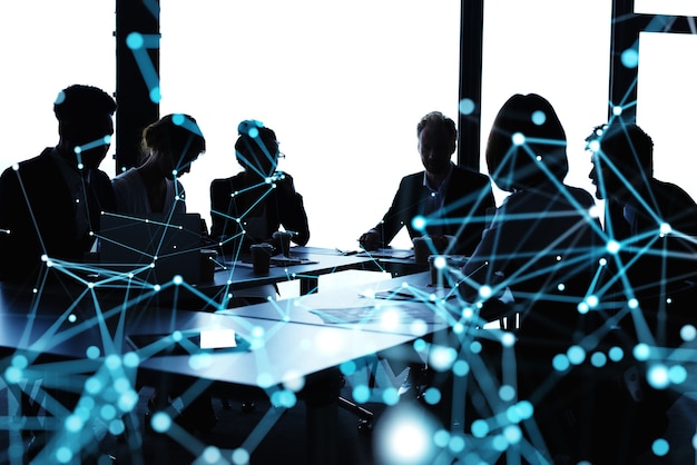 Photo silhouette de personnes travaillant au bureau avec des effets de réseau