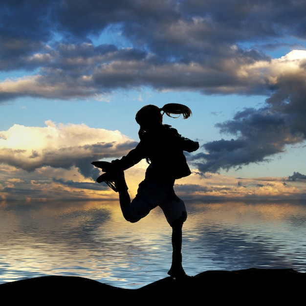 Silhouette d'une petite fille sautant