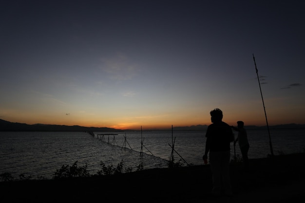 silhouette d'un peuple sur le lac