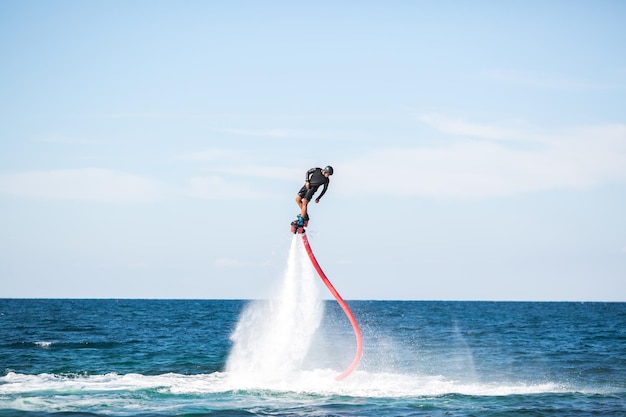 Silhouette d'un pilote de fly board en mer