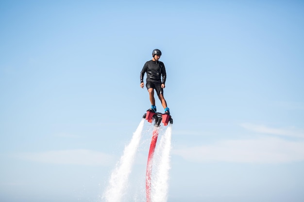 Silhouette d'un pilote de fly board en mer