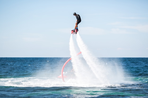 Silhouette d'un pilote de fly board en mer