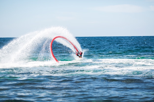 Silhouette d'un pilote de fly board en mer