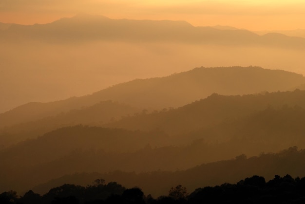 La silhouette pittoresque de la chaîne de montagnes