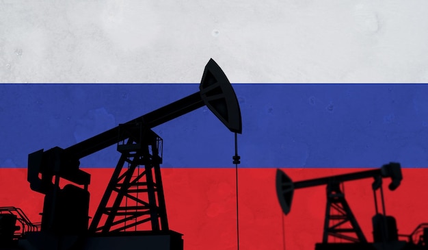 Silhouette de pompe à huile de fond de l'industrie pétrolière et gazière contre un drapeau russe rendu d
