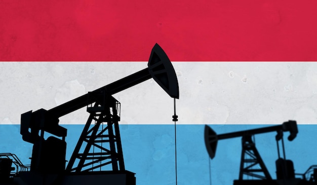 Silhouette de pompe à huile de fond de l'industrie pétrolière et gazière contre le rendu d du drapeau luxembourgeois