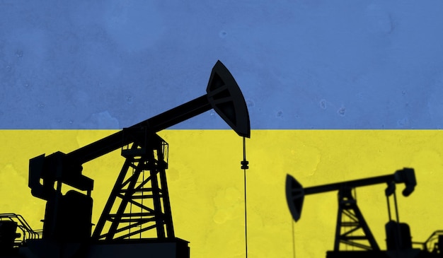 Silhouette de pompe à huile de fond de l'industrie pétrolière et gazière contre le rendu d du drapeau de l'ukraine