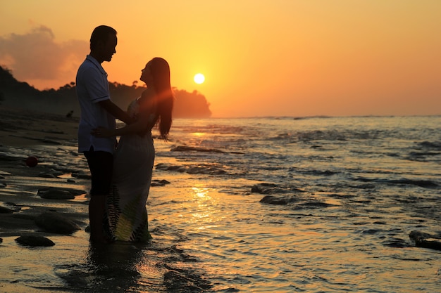 silhouette romantique des amoureux