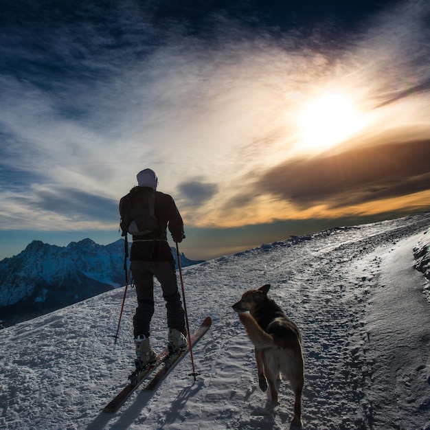 Silhouette de ski alpinisme