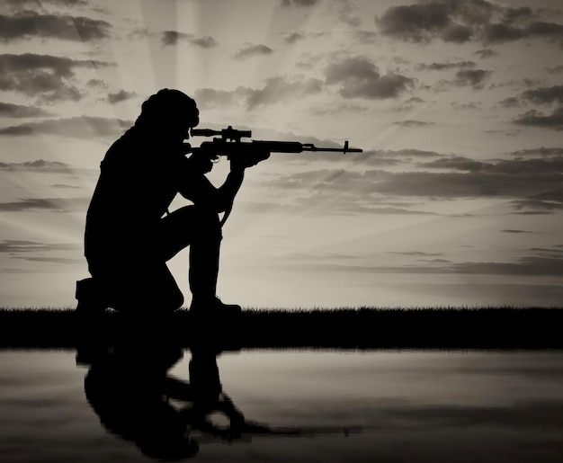 Silhouette de soldat avec une arme à feu