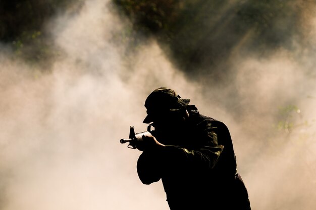 Silhouette de soldat avec fusil