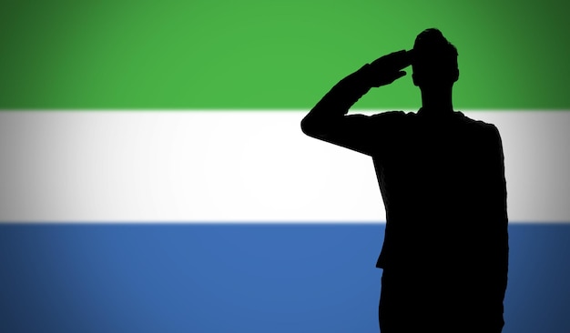 Silhouette d'un soldat saluant contre le drapeau de la sierra leone