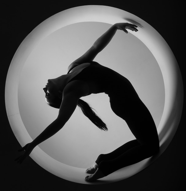 silhouette sportive femme en cercle