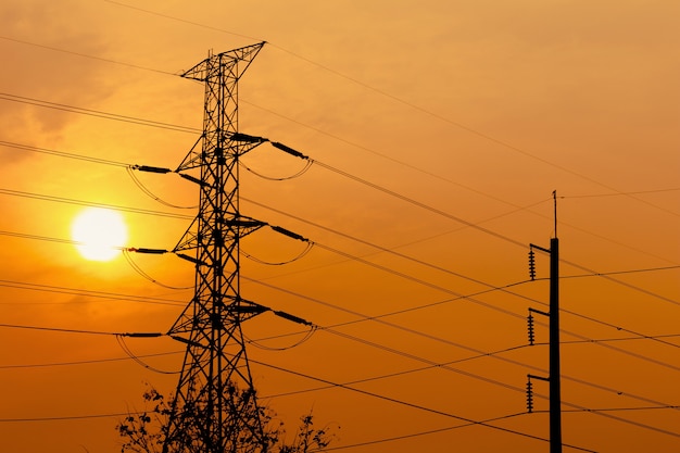 silhouette de la structure de pôle électrique haute tension