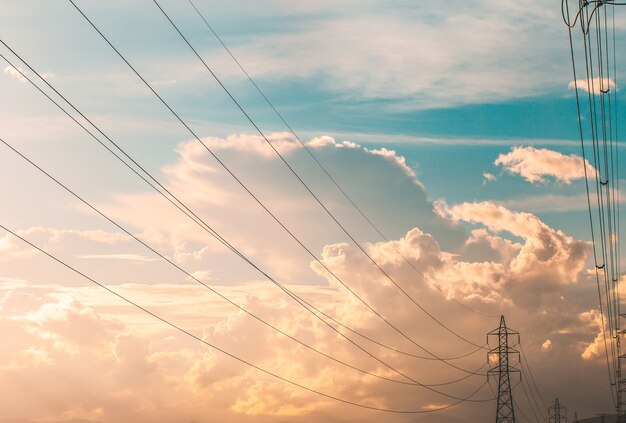 Silhouette de structure de poteau électrique haute tension