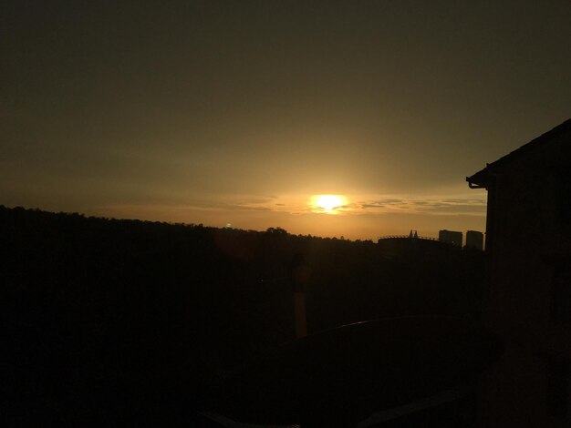 Silhouette des structures construites au coucher du soleil