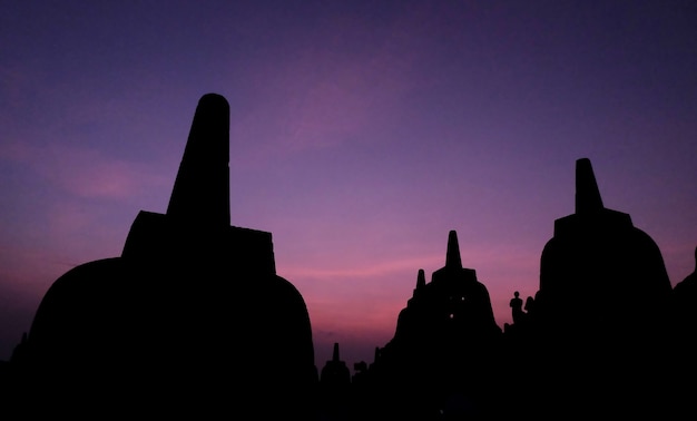 Photo silhouette de stupa du temple de borobudur à magelang central java indonésie temple bouddhiste