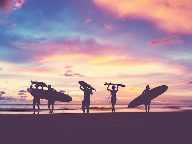 Silhouette de surfeurs